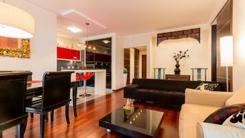 Standard-Apartment | Wohnbereich | Flachbildfernseher