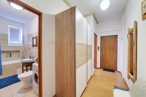 디자인 아파트 | 욕실 | 샤워기/욕조 결합, 무료 세면용품, 헤어드라이어, 타월