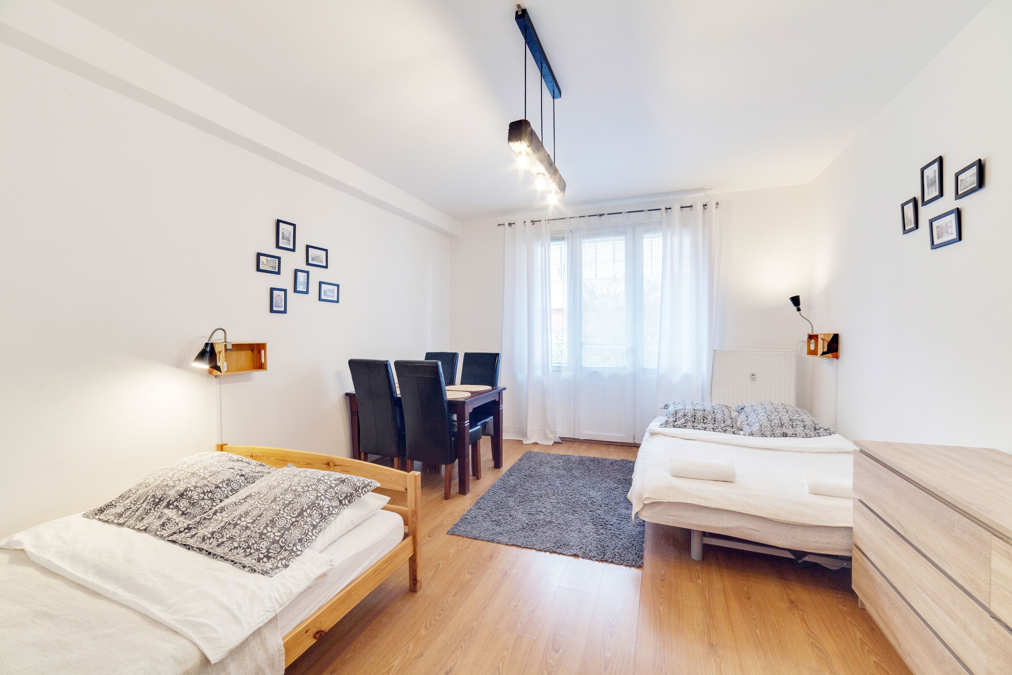 Cortinas blackout, tabla de planchar con plancha y wifi gratis 