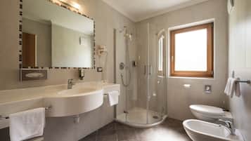 Habitació doble prèmium, balcó, vistes a la muntanya | Bany | Dutxa, sabatilles, tovalloles i sabó