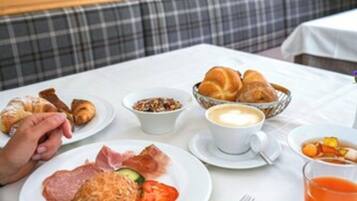 TĂ€gliches inbegriffenes FrĂŒhstĂŒcksbuffet