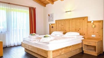 Doppia Comfort, balcone, vista montagna | Biancheria da letto di alta qualità, cassaforte in camera, una scrivania