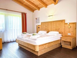 Ropa de cama de alta calidad y caja de seguridad en la habitación