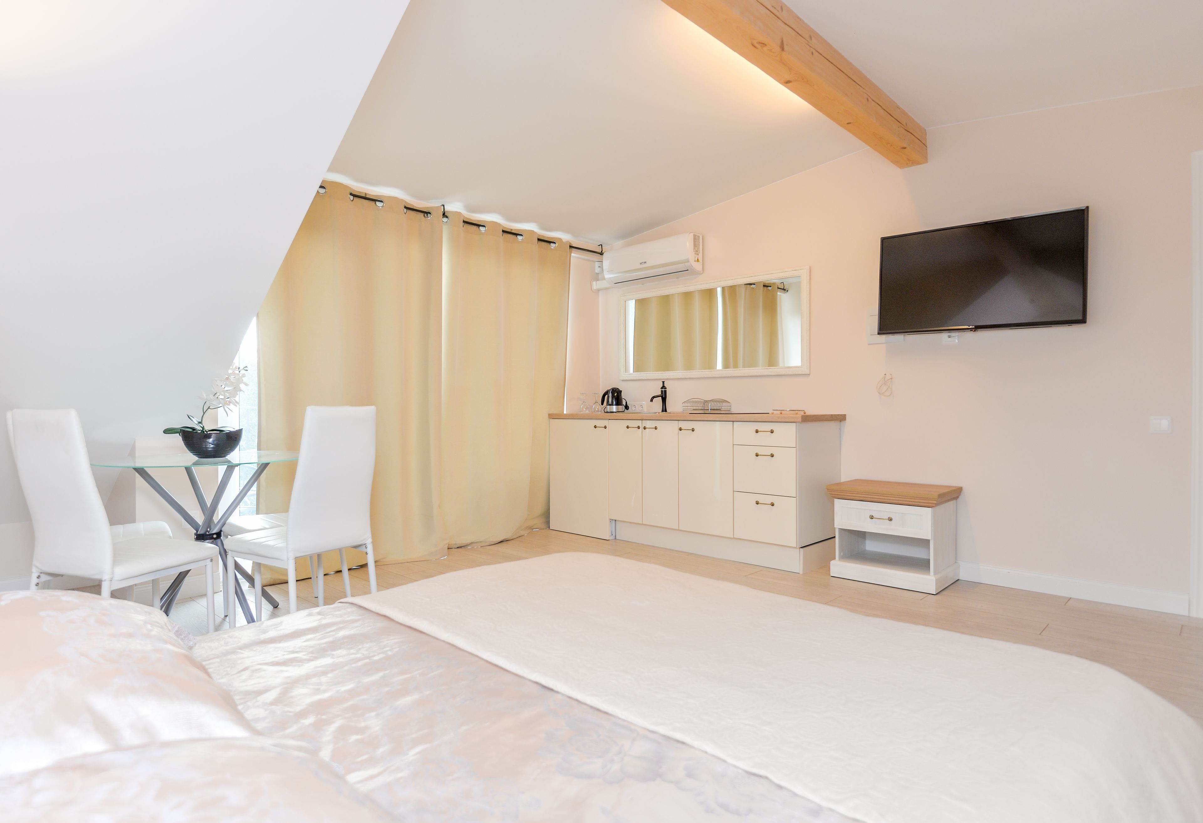 Deluxe Apartment, Balcony, Lake View | Private kitchen | Full-sized fridge, stovetop, electric kettle, toaster