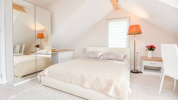 Leilighet – deluxe, balkong, utsikt mot innsjø | 1 soverom, sengetøy av topp kvalitet, skrivebord og strykejern/-brett