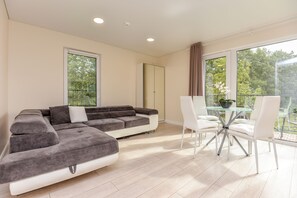 Appartement supérieur, balcon, vue sur le lac | Aire de séjour | Téléviseur connecté, Netflix