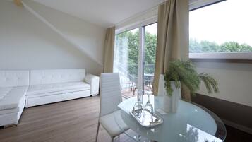 Appartement Standard, balcon | Aire de séjour | Téléviseur connecté, Netflix