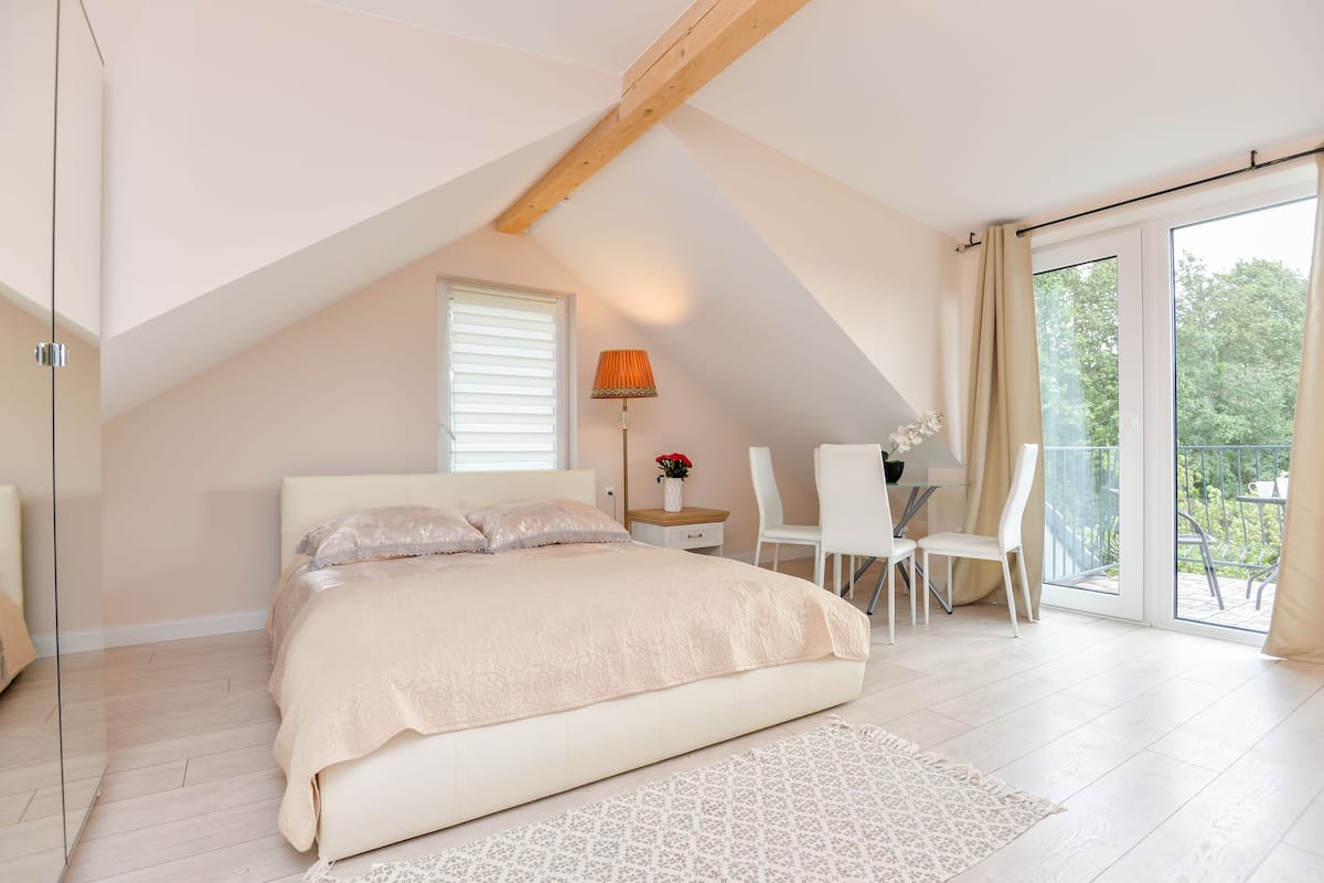 Deluxe appartement, balkon, uitzicht op meer | Woonruimte | Een smart-tv en Netflix