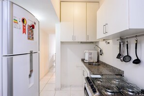 Apartamento, para não fumantes | Cozinha privada | Geladeira, micro-ondas, cooktop, cafeteira/chaleira
