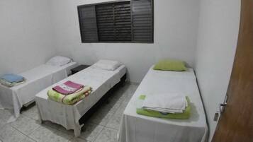 Quarto triplo, para não fumantes | Wi-Fi de cortesia, roupa de cama