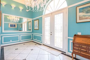 Deluxe studio suite, 1 kingsize bed, toegankelijk voor mindervaliden, uitzicht op zee | Woonruimte | Televisie