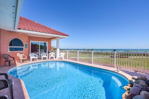 Deluxe studio suite, 1 kingsize bed, toegankelijk voor mindervaliden, uitzicht op zee | Privézwembad