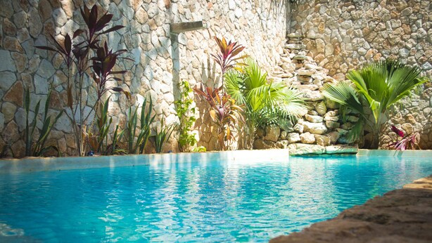 Una piscina al aire libre