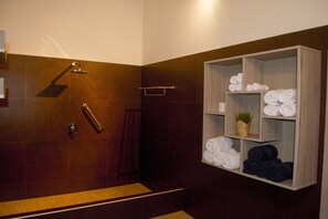 Bathroom shower - Colina De Montalva - Hotel (Cacatachi)