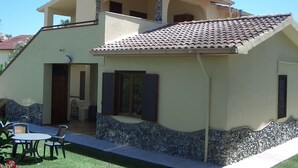 A two-story house with a stone foundation, a tiled roof, and a balcony. - Sybaris B&B (Cassano allo Ionio)