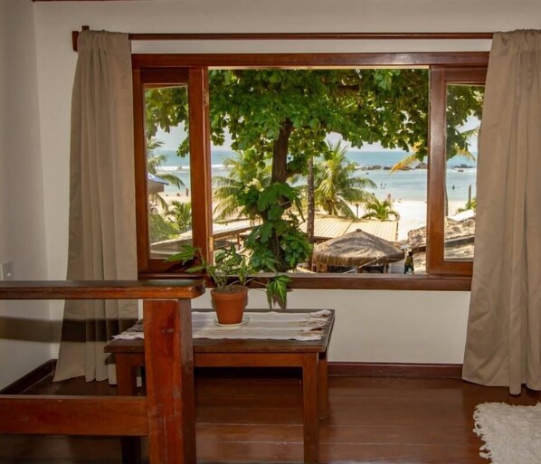 Suíte vista mar com varanda e rede | Living area