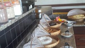 بوفيه فطور مجانًا يوميًا