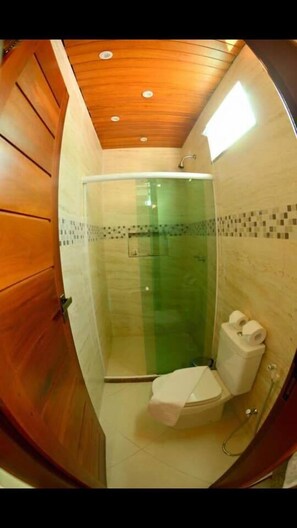 Suíte vista mar com varanda e rede | Bathroom | Shower, free toiletries, hair dryer, towels - Pousada Funny (Morro de Sao Paulo)