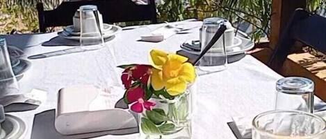 تناول الطعام بالخارج