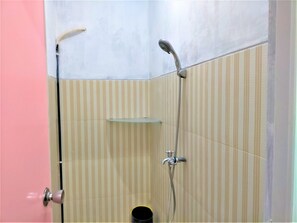 Dusche, Regendusche, kostenlose Toilettenartikel, Bidet