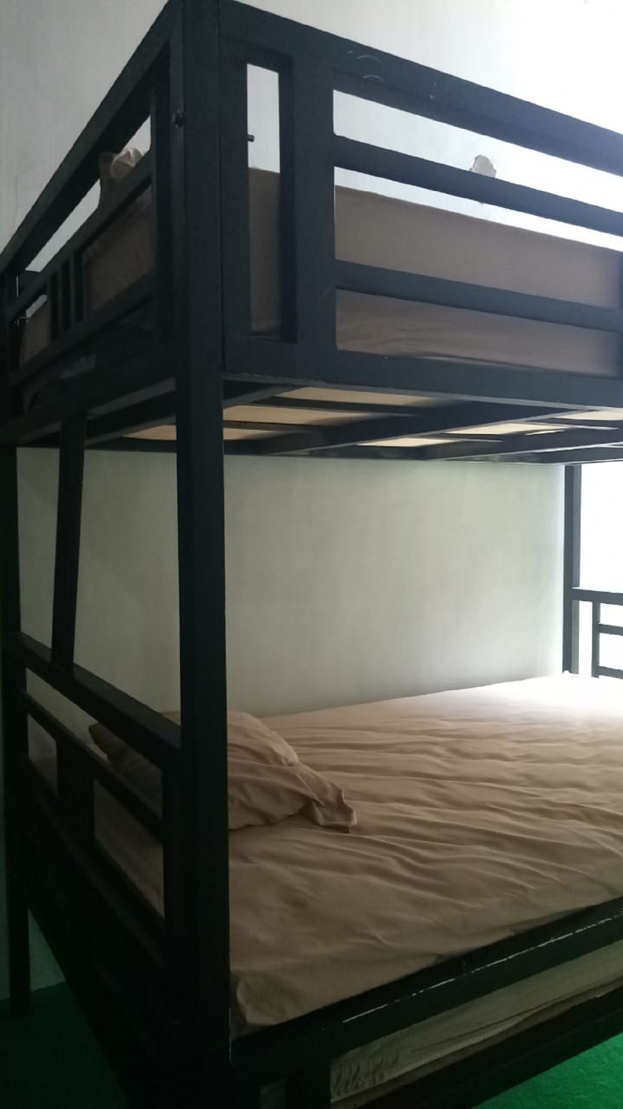 10 habitaciones, tabla de planchar con plancha y wifi gratis 