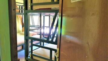 Dormitório compartilhado, somente para homens | 10 quartos, ferros/tábuas de passar roupa, Wi-Fi de cortesia