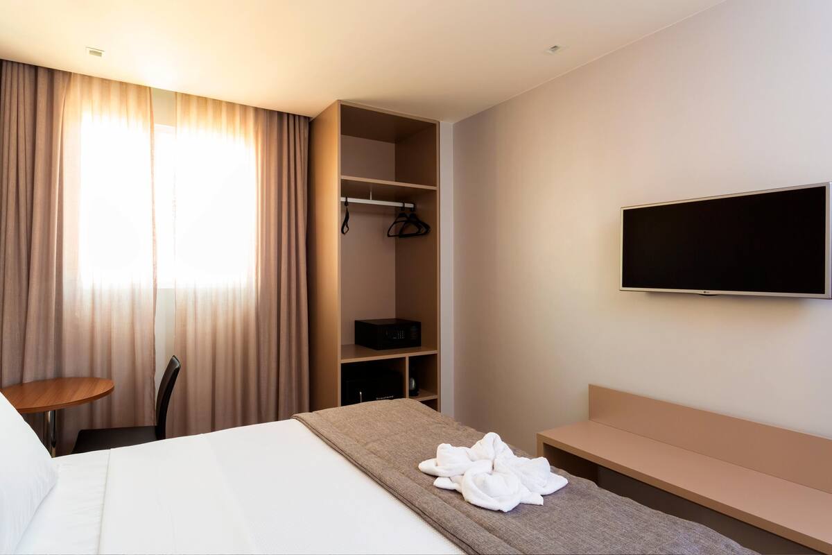 Minibar, caja de seguridad en la habitación y cortinas blackout 