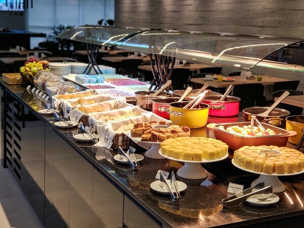Free daily buffet breakfast - Flix Hotel (Maceió)