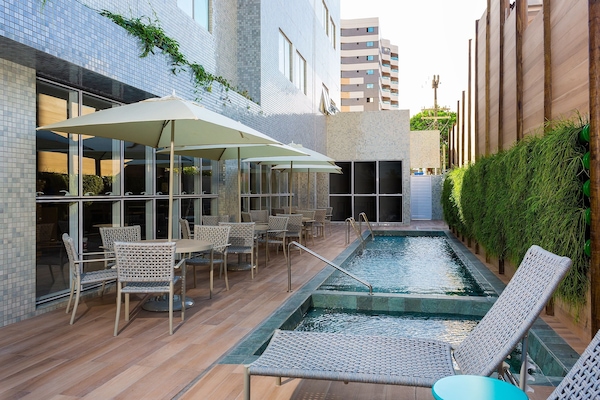 Ulkouima-allas avoinna 10.00–20.00, aurinkovarjoja, aurinkotuoleja