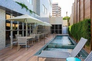 Outdoor pool, open 10:00 AM to 8:00 PM, pool umbrellas, sun loungers - Flix Hotel (Maceió)