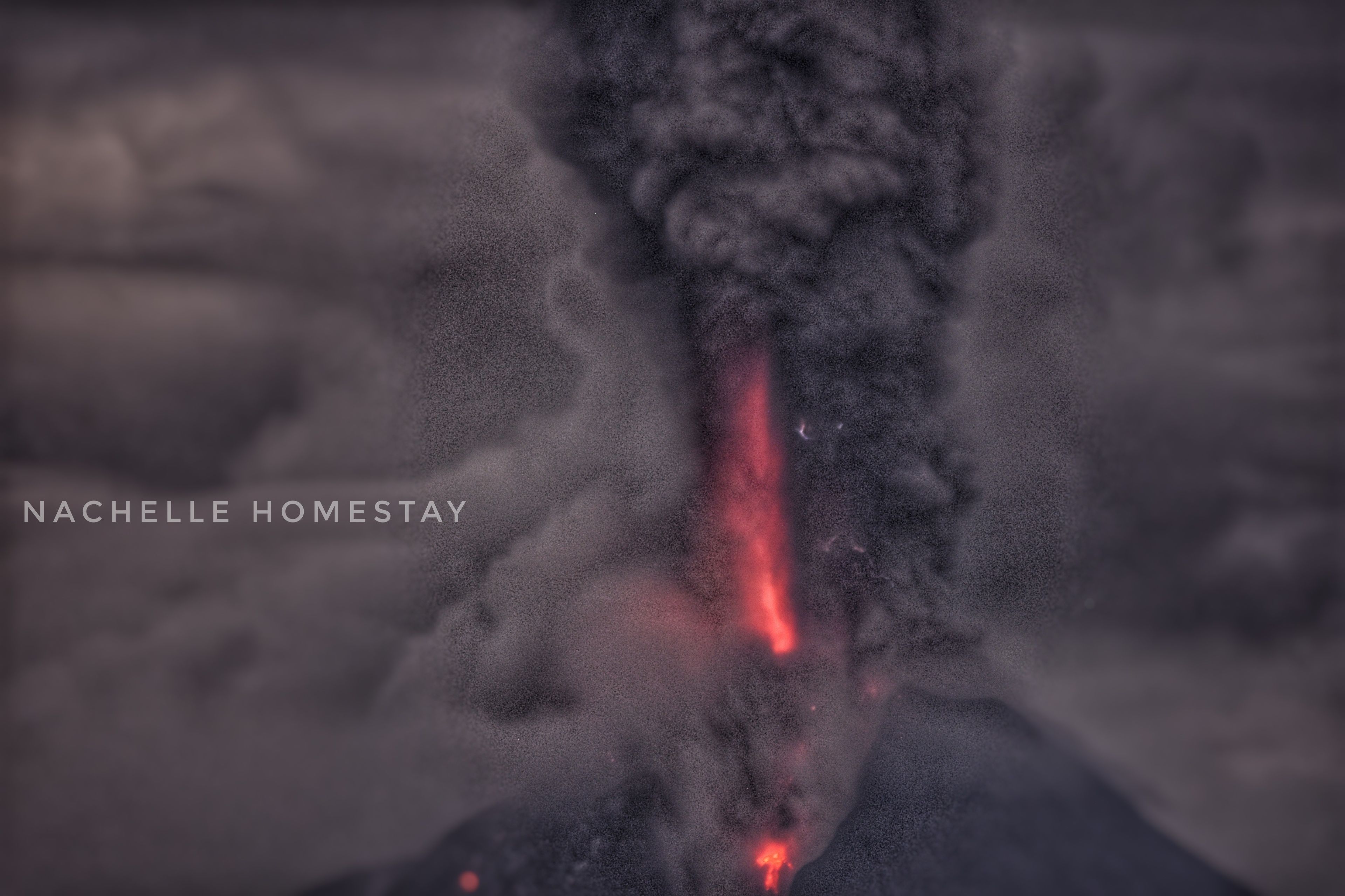 Erupção vulcânica com fumo e lava.