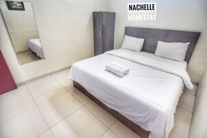 Standard Room, 1 Queen Bed, Shared Bathroom | Rollaway beds, bed sheets