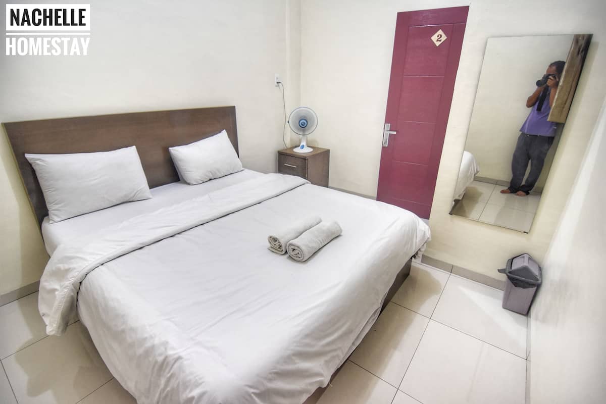 Standard Room, 1 Queen Bed, Shared Bathroom