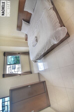 Superior Room, 1 King Bed, Private Bathroom | Rollaway beds, bed sheets - Berastagi Nachelle Homestay (Berastagi)