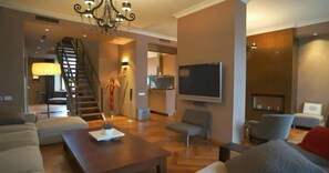 TV, fireplace