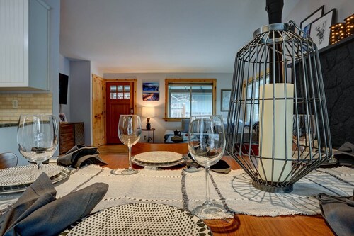 Short Walk to Old Mill, River & Trails!,Outdoor Fire Pit, Quiet Neighborhood, New Furniture & Carpet