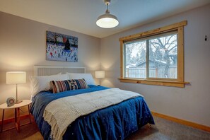 3 bedrooms, WiFi, bed sheets - Short Walk to Old Mill, River & Trails!,Outdoor Fire Pit, Quiet Neighborhood, New Furniture & Carpet (Bend)