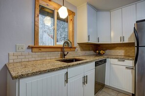 Fridge, microwave, oven, stovetop - Short Walk to Old Mill, River & Trails!,Outdoor Fire Pit, Quiet Neighborhood, New Furniture & Carpet (Bend)