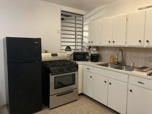 Kjøleskap, mikrobølgeovn, ovn og kokeplater