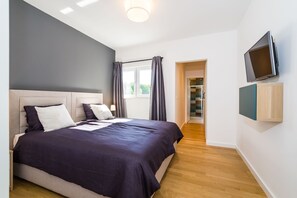 4 bedrooms, iron/ironing board, WiFi, bed sheets