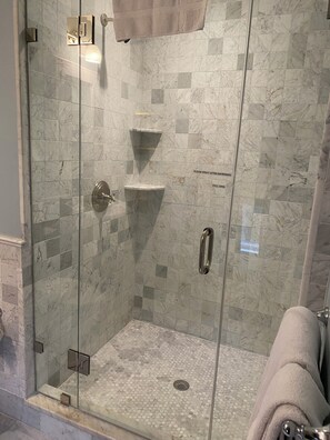 Ensemble douche/baignoire, sĂšche-cheveux, serviettes fournies