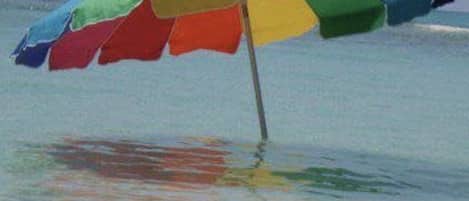 Plage à proximité, chaises longues, parasols, serviettes de plage