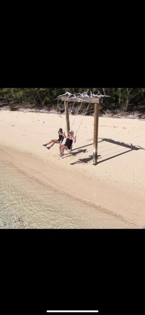Playa en los alrededores, camastros, sombrillas y toallas de playa