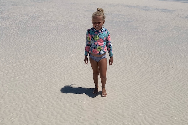 Perto da praia, espreguiçadeiras, guarda-sóis, toalhas de praia