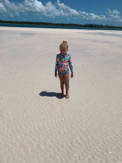 Salty Life - 1 bed, 1 bath with golf cart. 1 minute to the beach