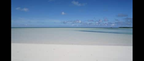 In Strandnähe, Liegestühle, Sonnenschirme, Strandtücher