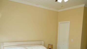 1 slaapkamer, een strijkplank/strijkijzer, wifi, beddengoed