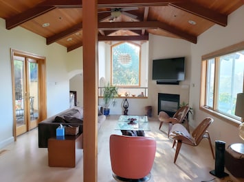 Gorgeous Mid Century Home in exclusive Rockridge/Broadway Terrace location