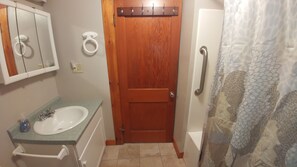 Combined shower/bathtub, hair dryer, towels