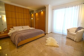 5 Schlafzimmer, Zimmersafe, Bügeleisen/Bügelbrett, WLAN